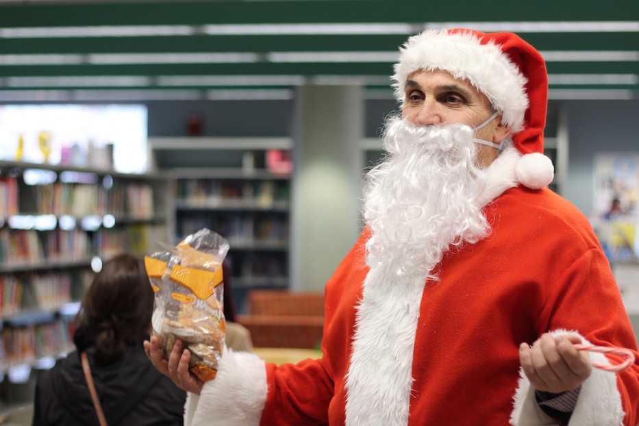 Santa Makes Library Detour En Route To North Pole