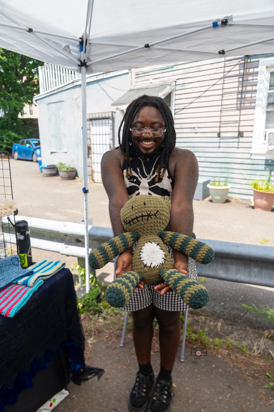 Sun Shines Bright On Egg Crackin' Art Market