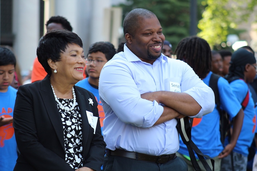  Mayor Toni Harp and State Sen. Gary Winfield. To a rapt audience, Winfield recalled growing up in “10J,” a low-income household in the South Bronx where books from the New York Public Library became a key to escaping poverty. He told the students that a lot of people from his neighborhood don’t make it out—but he did, in part, because of reading. 